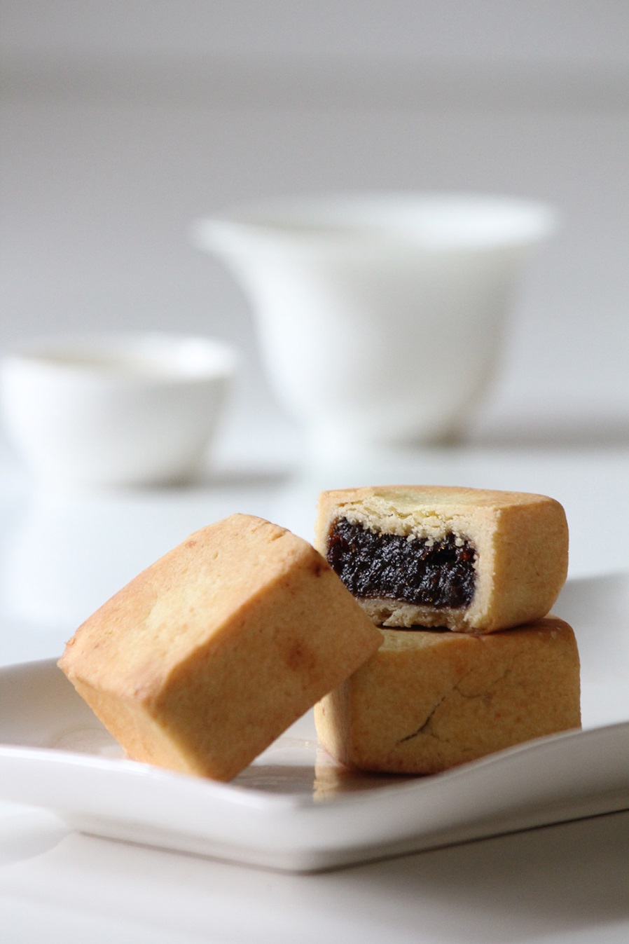 明星商品「梅瑰酥」使用陳釀10年的老梅膏製作而成，酸甜恰到火候。